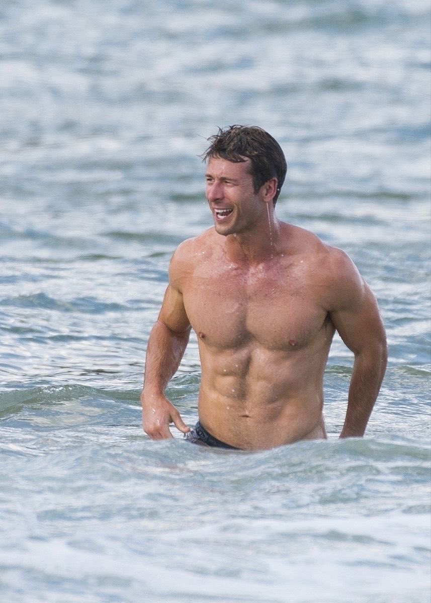 notgwendalupe's tweet photo. glen powell on the set of 'anyone but you' https://t.co/U6sIwbeVqx