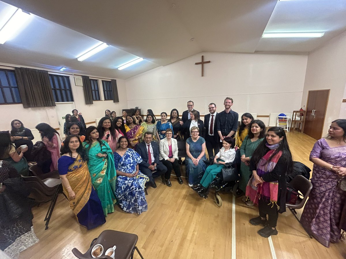 Thank you to all the women who came out in the rain to hear from @ScottishLabour candidates in Edinburgh, and tell them what matters to them. The women were clear that change is needed in education, health, the economy and more🌹. And our brilliant candidates can deliver it💪.