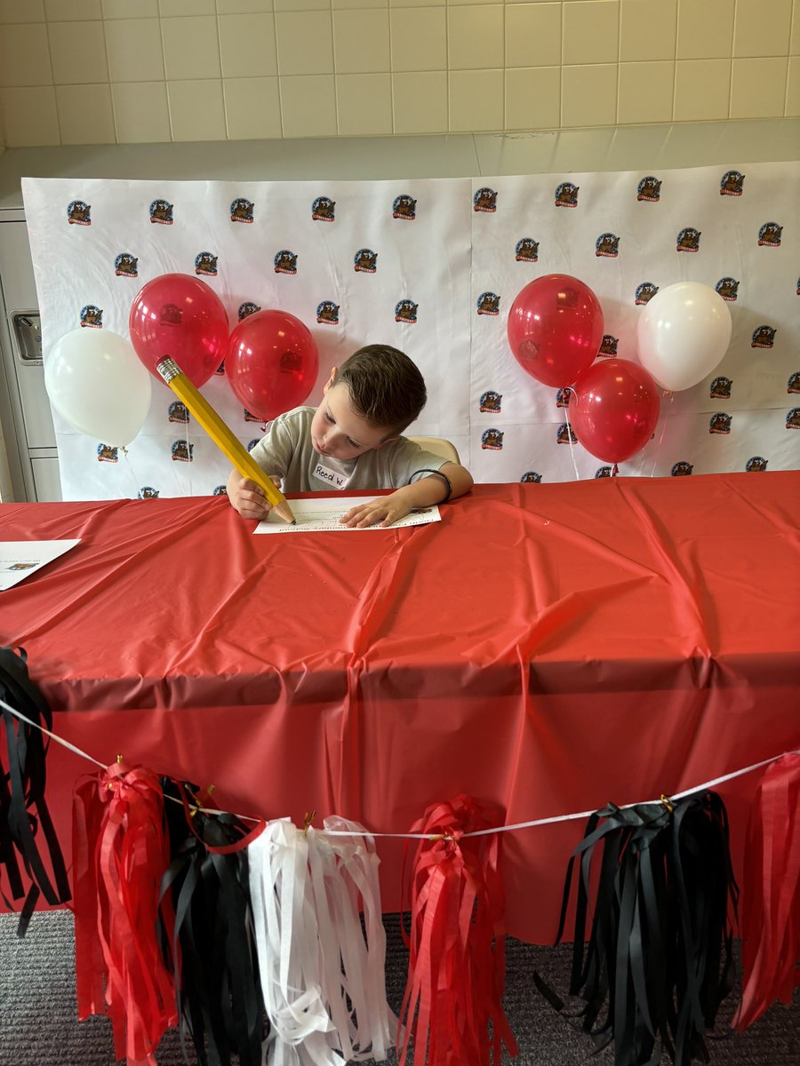 Had the best time at NFES Kindergarten signing day! Loved seeing all of our future Falcons! <a href="/FCPS_Poquette/">Tracy Poquette</a> <a href="/FCPSMaryland/">FCPS-MD</a>