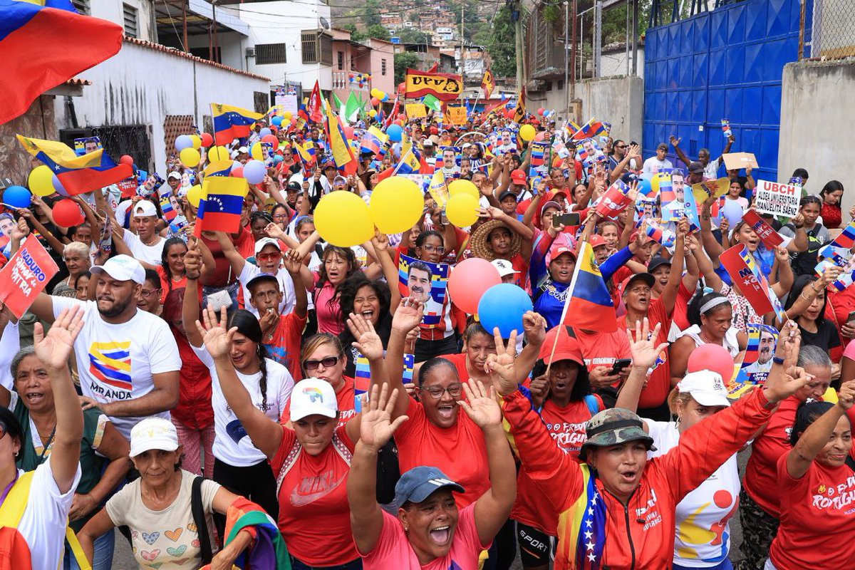 NicolasMaduro's tweet photo. Son la alegría y el patriotismo los valores que guían a los hombres y mujeres de Guarenas, del municipio Plaza en el estado Miranda. Estamos demostrando que somos mayoría los que queremos seguir construyendo un país, libre de sanciones criminales y bloqueo económico. ¡Los quiero Pueblo mirandino!