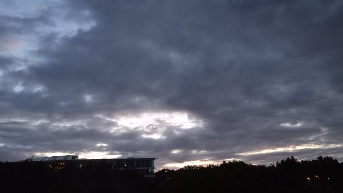 Aaah ah nerede o geceyi aydınlatan şimşekler... insan özlüyor öyle şeyleri... Gerçi burada gece bile yok bu mevsimde, saat 23:59'un görüntüsü bu 😆Romantik olamıyorum aklıma hep bilim kurgu yapay zeka filan geliyor