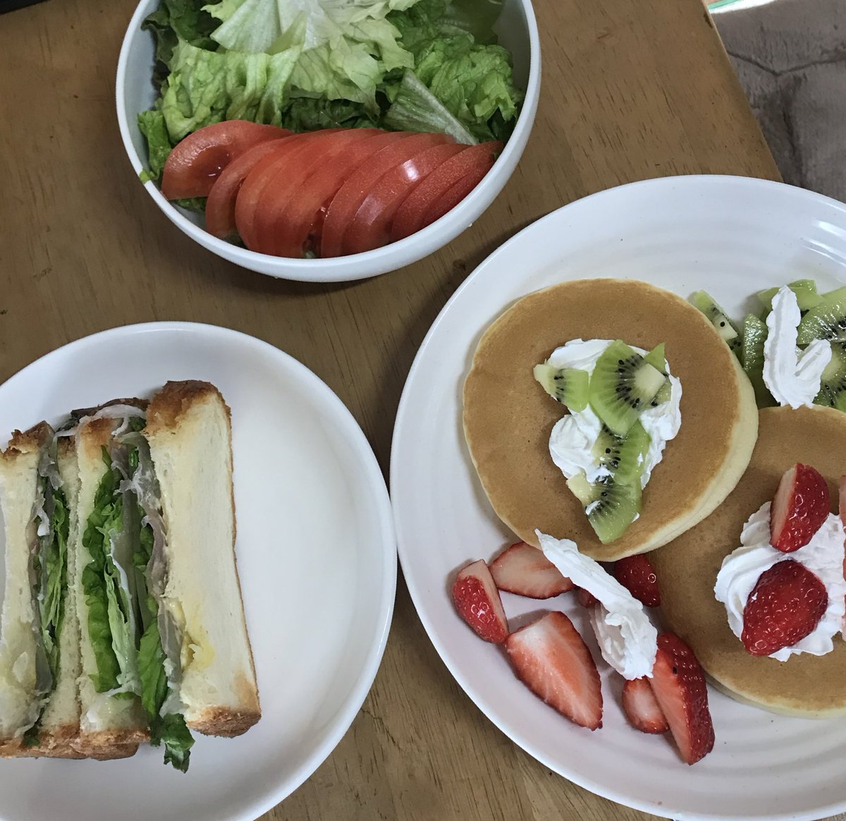 おはよう🤗
パケーキ🥞＆ハムサンド🥪＆サラダ🥗
朝からモリモリ😋
ちょっと食べ過ぎ？
#食べるの大好き #モーニング #ランチ #ディナー #昼食 #晩御飯 #お家ごはん #おうち朝ごはん