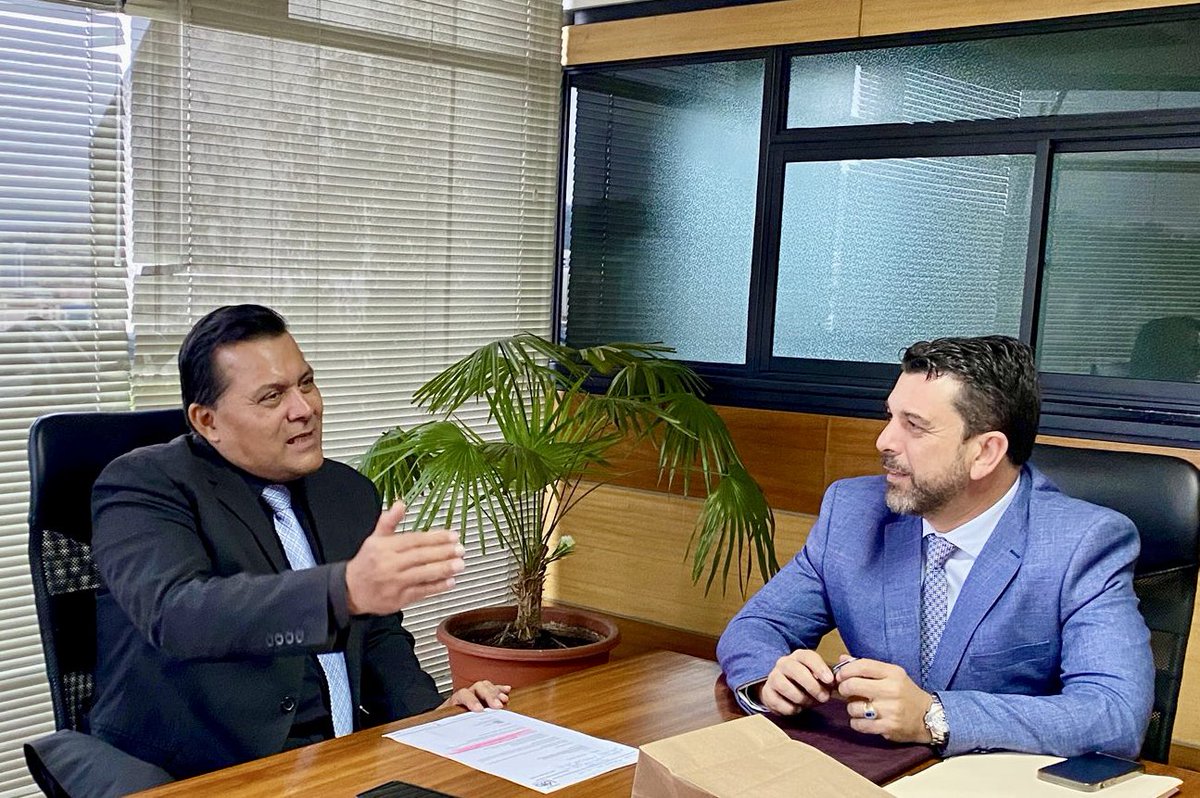 #Quito | El viceministro de Infraestructura del MTOP, Alex Villacrés, mantuvo una reunión de trabajo con el Prefecto de Loja, @mariomancino, para revisar temas vinculados al desarrollo vial en la provincia. 

#ElNuevoEcuadorResuelve