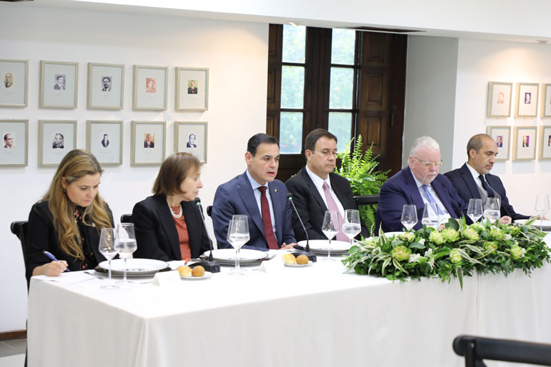 Canciller Rubén Ramírez Lezcano recibió a miembros de Americas Society/Council of the Americas en Paraguay. Presentó oportunidades de negocios y la política de inversiones del presidente Santiago Peña. ➡️lc.cx/SNKc87