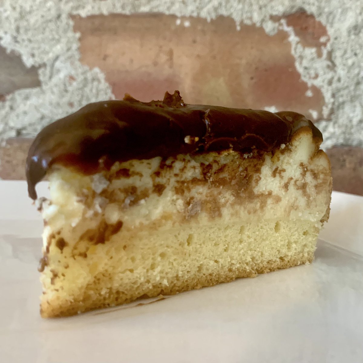 FencelineBeer's tweet photo. Difficult 2 photograph, easy 2 eat! Your dessert this week from @stalliessweets is:

𝗕𝗢𝗦𝗧𝗢𝗡 𝗖𝗥𝗘𝗔𝗠 𝗣𝗜𝗘 𝗖𝗛𝗘𝗘𝗦𝗘𝗖𝗔𝗞𝗘 w/ yellow cake, vanilla cream cheesecake, vanilla pastry cream, &amp; chocolate ganache. 

It’s been awhile, but couldn’t resist… #IAteOne. https://t.co/oB45zUoEz7