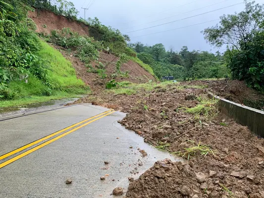 #NoticiasDeLaHora | En este momento, hay paso restringido en la vía Quibdó - Medellín debido a deslizamientos de tierra ocasionados por las intensas lluvias.

Escucha esta y otras noticias aquí 📻➡ bit.ly/2OHd9xB