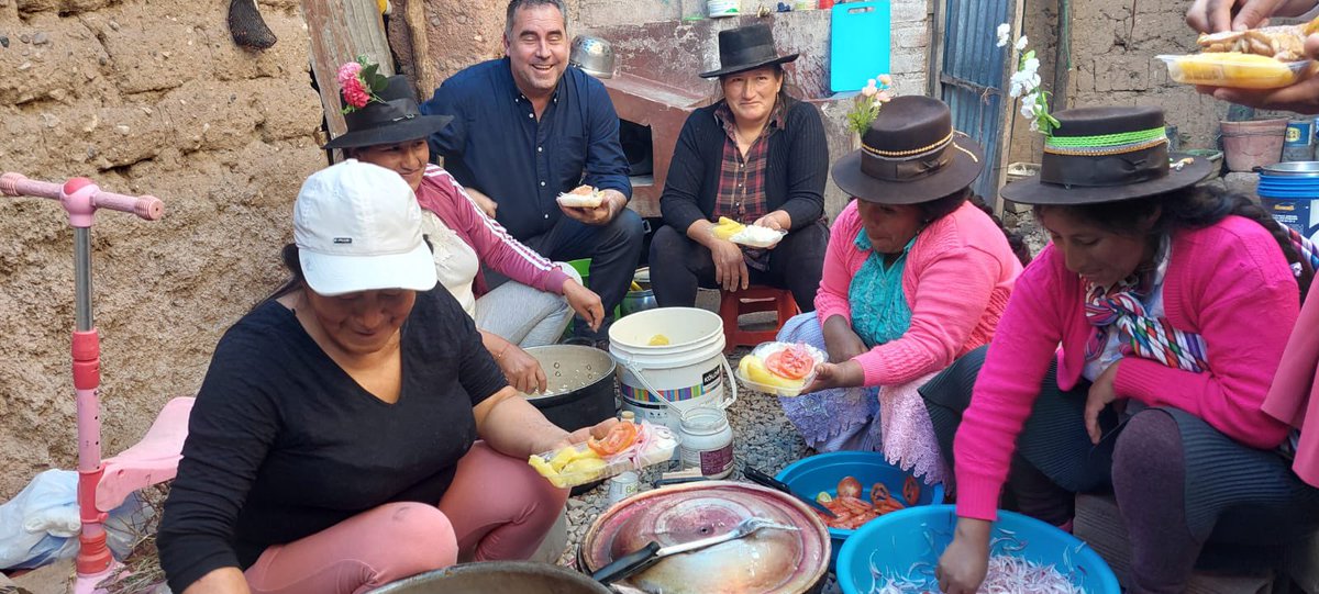 BelaundeRafael's tweet photo. Terminamos la visita a Ayacucho en la provincia de Cangallo y recorriendo las vías que comunican con varias comunidades de la vecina provincia de Victor Fajardo. Es lamentable como todo está paralizado en el tiempo. El abandono de los sucesivos gobiernos y la decandente infraestructura vial, educativa y en salud, resumen una realidad que se contradice con un país que aspira la prosperidad, inclusión e igualdad de oportunidades.
Agradezco al Comité de Cangallo por el almuerzo y la fructífera reunión.