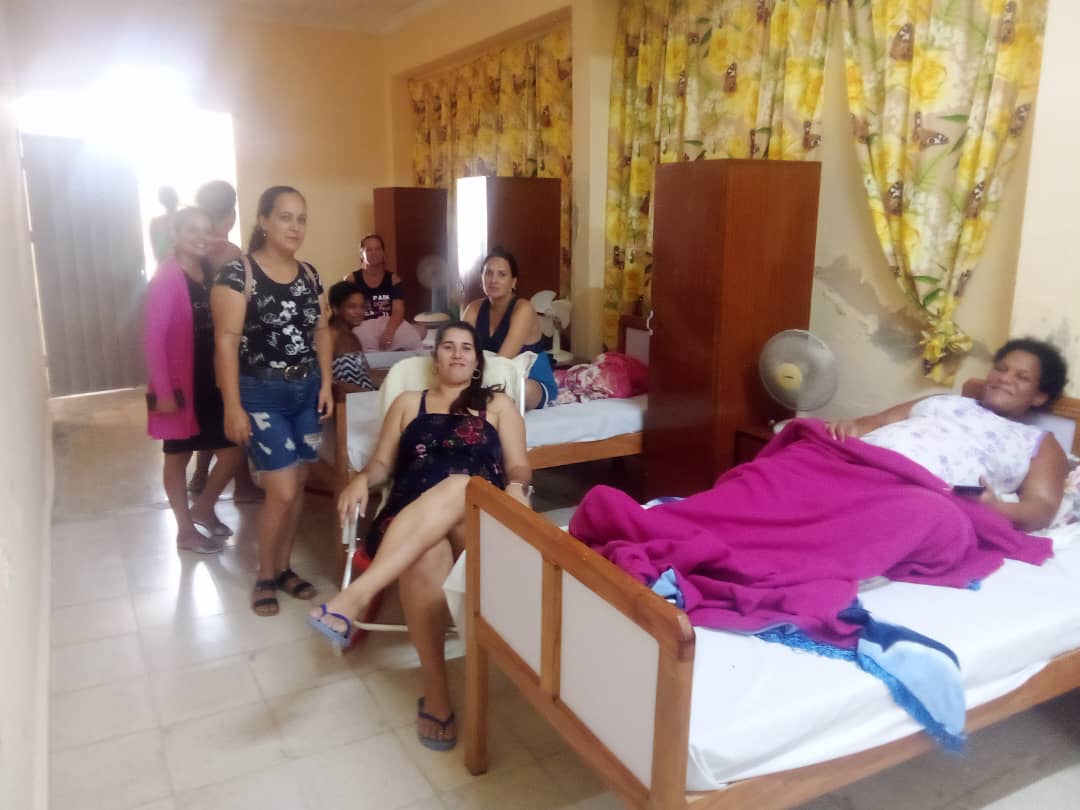Estudiantes de los programas de adiestramiento de las COMF de @FMC_Cuba en #VillaClaraConTodos llegan hasta hogares de ancianos y maternos a prestar servicios de peluquería, barbería y darle mucho cariño a los abuelit@s y embarazadas. #MujeresEnRevolución