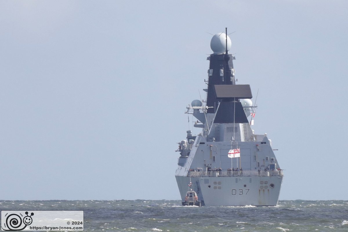 A pilot cutter alongside the @RoyalNavy Type 45 destroyer D37 @HMSDuncan retrieving the Pilot as the ship heads out to sea from @HMNBPortsmouth Picture taken from Southsea, about six miles away. IMG_0838, 27-May-2024. MorePics: bryan-jones.com/d37-hms-duncan… @NavyLookout #portsmouth