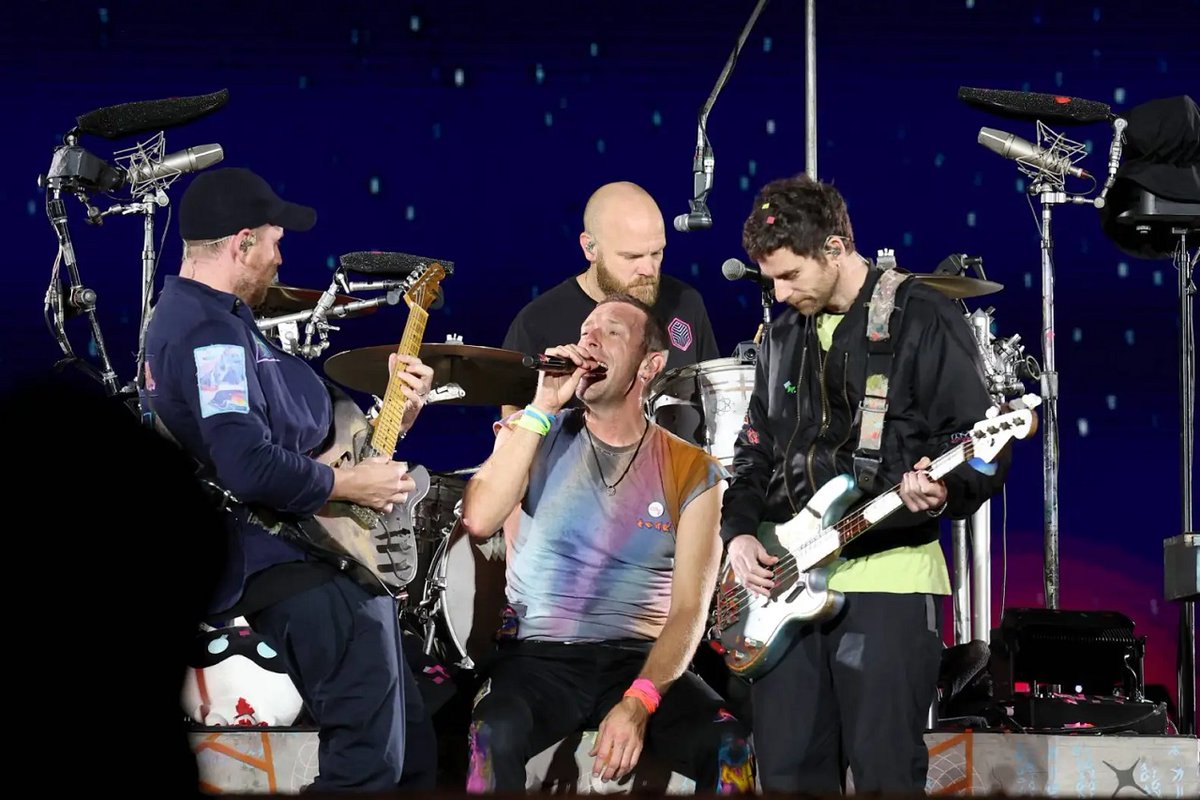 Coldplay a gardé sa meilleure surprise pour la fin en faisant venir Sabrina Carpenter lors de son spectacle de clôture au Big Weekend Festival de Radio 1 : rollingstone.fr/coldplay-chant… #coldplay #sabrinacarpenter