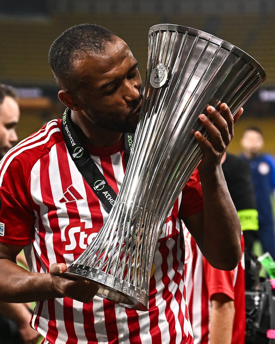 Conf_League's tweet photo. Sealed with a 😘🏆

#UECLfinal https://t.co/ZEEt411ZoC