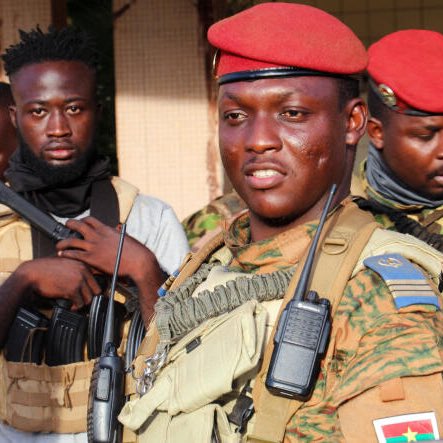 🚨🇧🇫#BurkinaFaso : au moins 43 soldats et 6 VDP sont tombés dans une embuscade dans le village de Kogo à 8 kilomètres de Ouargaye.