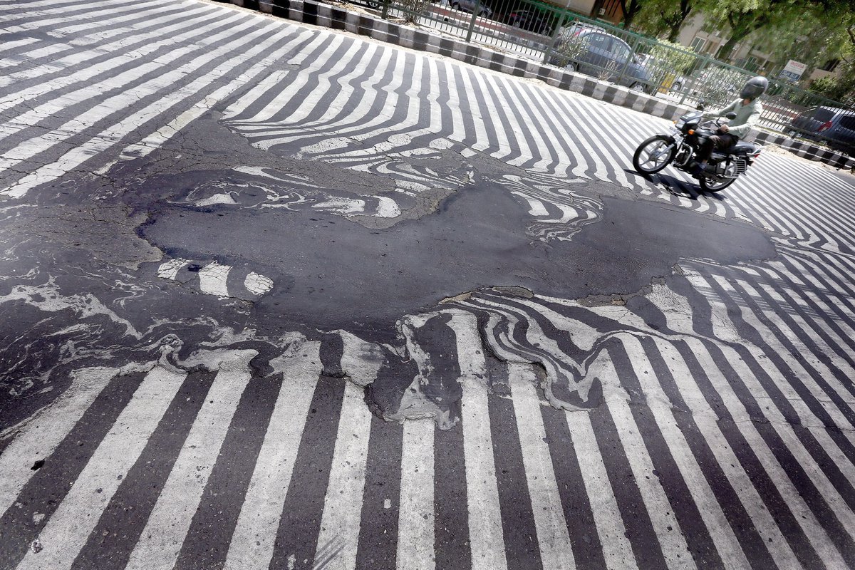 The roads are literally melting! Delhi temperature hits 52.9C, shattering India’s national record theguardian.com/world/article/… #auspol #ClimateBreakdown #ClimateEmergency #Globalboiling