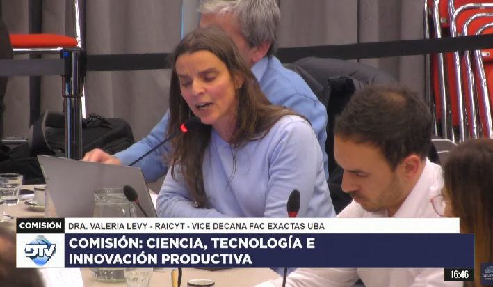 Exactas_UBA's tweet photo. "Por decisión, inacción o ignorancia estamos perdiendo uno de los recursos más valiosos e  irremplazables: los recursos humanos altamente  formados. Estamos regalando al mundo recursos humanos en los cuales Argentina  ha invertido mucho durante décadas", Valeria Levi. https://t.co/D7h1fz77DR