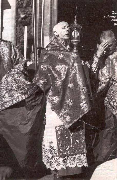 Blessed Alfredo Ildefonso Cardinal Schuster during a Corpus Christi procession in Milan. In the Ambrosian Rite the liturgical colour of this great Feast is red.