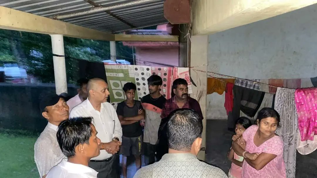 Visited Kanakpur Basic School and spoke with residents affected by heavy rains in Kanakpur, Lakhipur LAC. Assured them of necessary help. 

@himantabiswa 
@Bhabesh_KalitaR 
@Pijush_hazarika