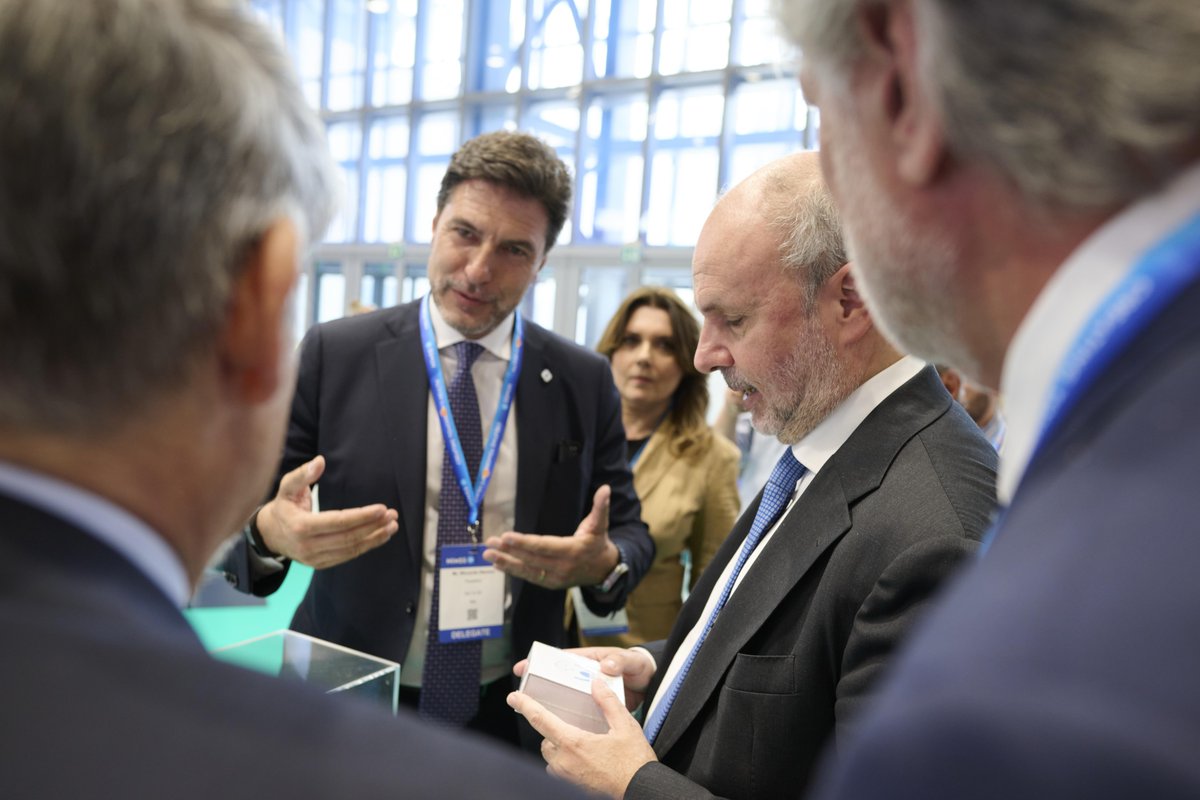 The Italian Minister of Health visited our Exhibition Floor. 🇮🇹
 
Orazio Schillaci was out there taking a look around, and you might have spotted him earlier. You never know who you'll meet #HIMSS24Europe, and we love that. 😁