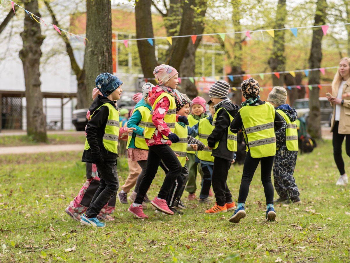 🎉 Had a blast at Tähtvere Park for the first DigiÄKK event! Around 200 preschoolers learned digital security through fun, screen-free games. Kudos to the future teachers & youth workers from @Unitartu for making it a success! 🚀📚 #DigiÄKK #DigitalSecurity #EarlyEducation