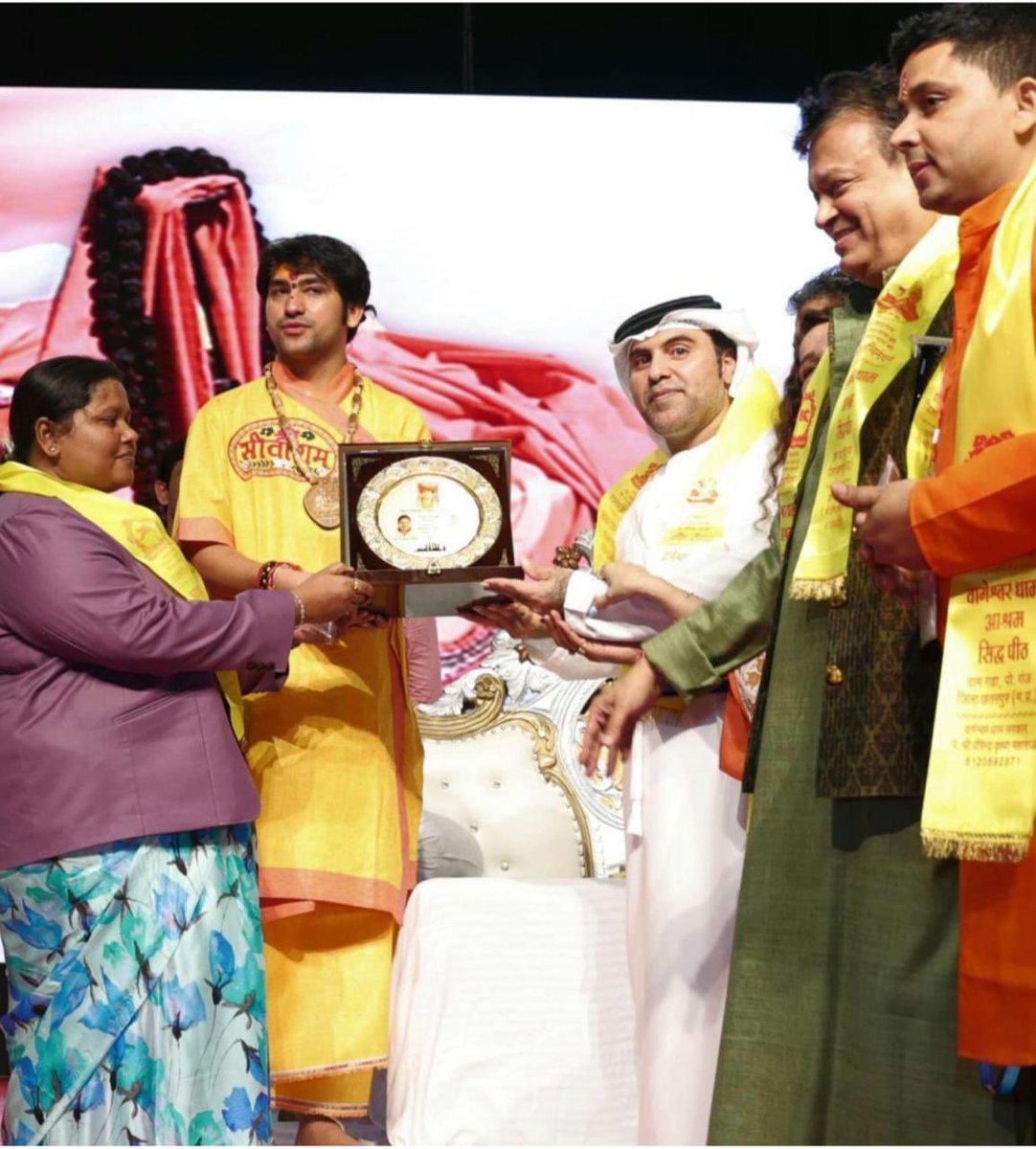 Dr. Bu Abdullah handed over the UAE Harmony Award to Guruji Bageshwar Dham for Unity through Diversity at the 'In peace we believe' cultural event in Dubai. This award was presented to him as a meaningful gesture that highlights the importance of celebrating diversity 🇮🇳🇦🇪