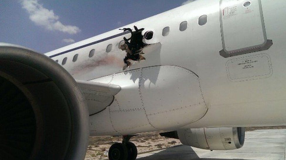 The craziest aviation stories you would never believe (thread🧵) 1. In 2016, a Somalian suicide bomber detonated explosives on a plane after takeoff and blasted a hole in the side of the plane. The bomber was instantly sucked out and ended up being the only fatality.
