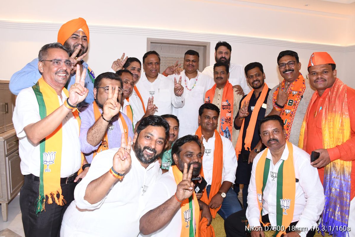 आज वाराणसी येथे निवडणूक प्रचारात गेले 10 दिवस भाजपा मुंबई महामंत्री <a href="/SanjayRupadhyay/">Sanjay Upadhyay</a> ह्यांच्या मार्गदर्शनाखाली काम केल्यावर आदरणीय उपमुख्यमंत्री <a href="/Dev_Fadnavis/">Devendra Fadnavis</a> व भाजपा मुंबई अध्यक्ष <a href="/ShelarAshish/">Adv. Ashish Shelar - ॲड. आशिष शेलार</a> ह्यांची वाराणसी येथे भेट झाली व त्यांनी आमच्या टीमने केलेल्या कार्याचे कौतुक केले