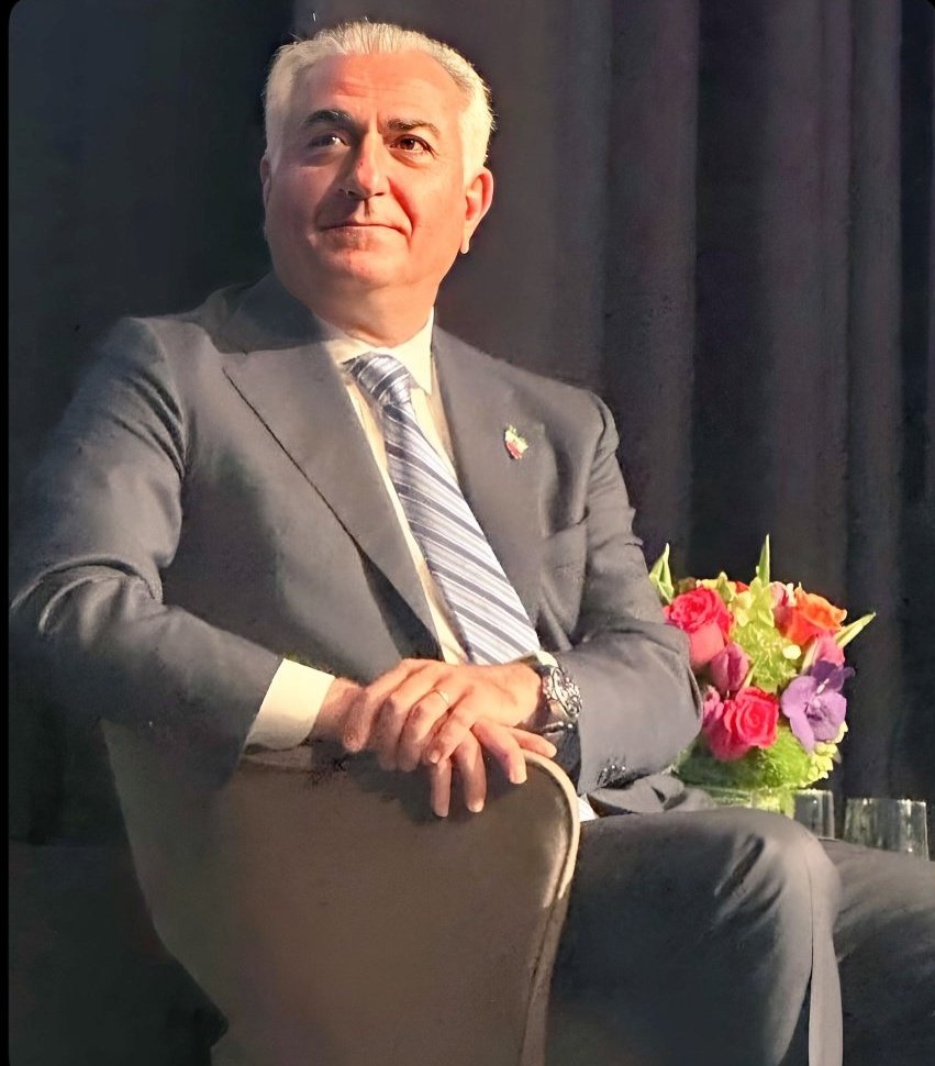 SushyanPahlavi's tweet photo. چشم ها رو به شاه؛ آزادگر و آبادگر
#شاهنشاه_رضا_پهلوى https://t.co/e2U6fVy1Ch