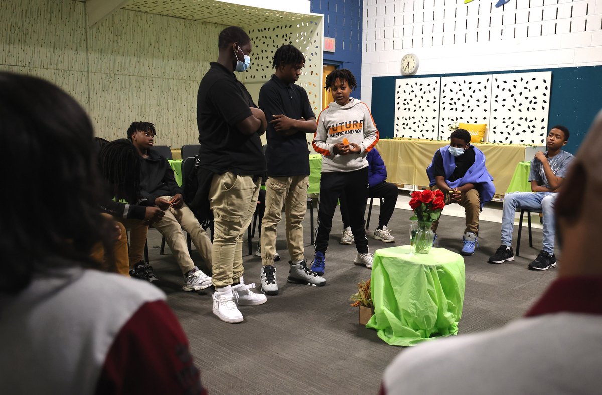 For #MentalHealthAwarenessMonth, @DCPSChancellor connected with @kmmslions’s Young Kings of Purpose program—an initiative at Kelly Miller supporting Black male students in reaching their full potential. 🌟 The group discussed mental health, resilience, aspirations, and more. 💙