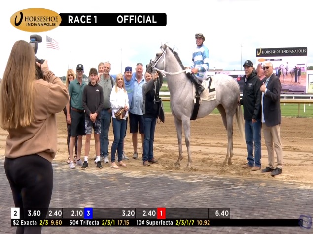 rebelsart's tweet photo. A great ride and winner for Jane Elliott @jpelliott95 as Ma Louise wins the Wednesday opener at Horseshoe Indianapolis @HSIndyRacing for trainer Matt Kordenbrock! 🏇🥇💪
#winner #horseracing #Indiana #congratulations @JohnGDooley https://t.co/JNdcyrPXMb