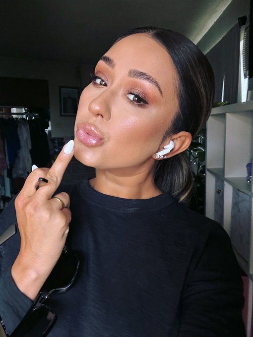 Happy hump day! 🖕🏻Ur halfway through the work week! Time to really push hard&hellip; all to hand it over to<a href="/tag/findom"class="tags"><span>#findom</span></a><a href="/tag/gimme"class="tags"><span>#gimme</span></a>