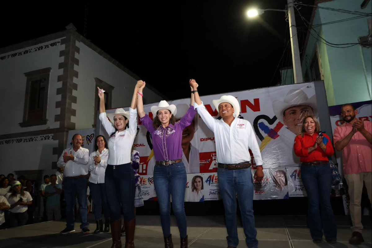 alejandrat8a's tweet photo. ☝🏼#AquíYaGanamos el #Distrito15 con Iván Soto

Aquí ya ganamos, porque nuestro compromiso y dedicación fortaleció a esta Alianza ❤💙💛 

Ganamos porque hemos demostrado que Durango se cuece aparte y que con #FuerzaYCorazón💜 podemos transformar nuestro Estado. https://t.co/uOqpAY0HbF