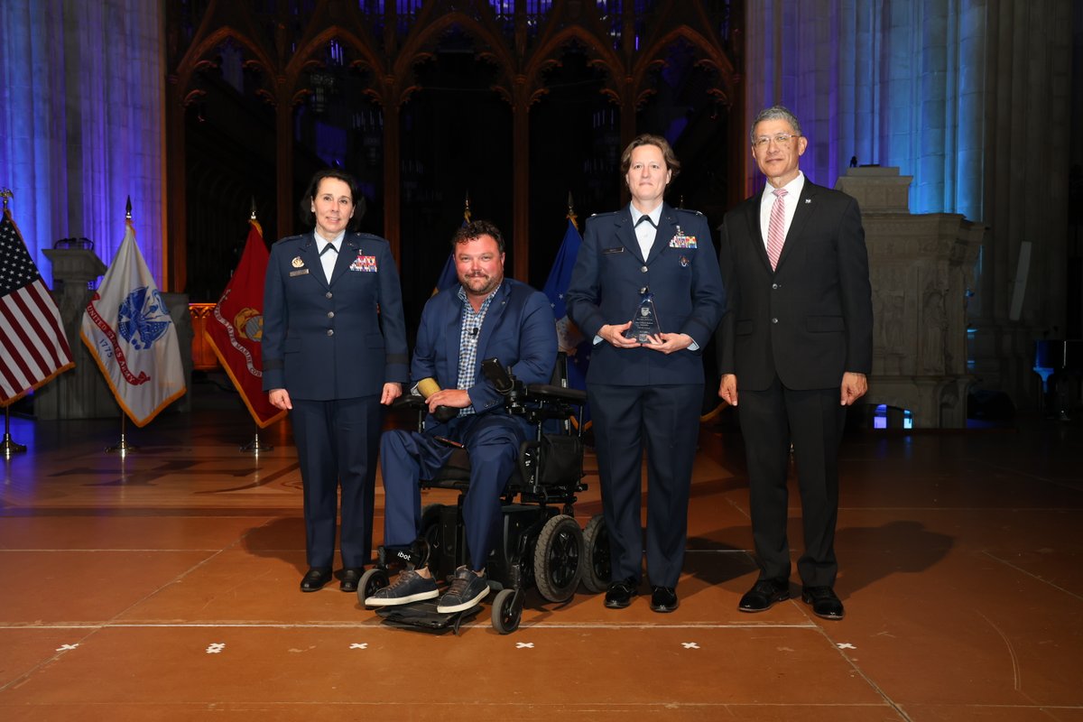 We have a couple C-'STARS' to celebrate today due them receiving the prestigious 024 Henry M. Jackson Foundation, or HJF, Heroes of Military Medicine Award!

#AFResearchLab | #CSTARS | #USAFSAM | #MilitaryMedicine
1/4