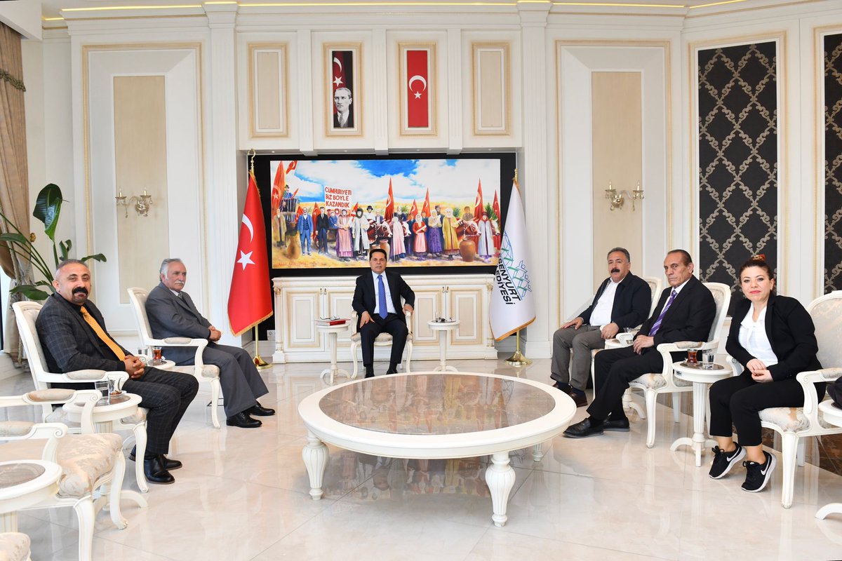 Bugün, sese hayat veren, ruh kazandırarak sesi canlı hale getiren Dengbejlerimiz Sayın Sabri Agırî, Sayın Mihemede Serhadî, Sayın Mihemedi Beyro, Sayın Kazo Buzoba ve Sayın Xalide Demirkapı'yı belediyemizde ağırlamanın mutluluğunu yaşadım. 

Dillendirdikleri klamlar ve stranlar