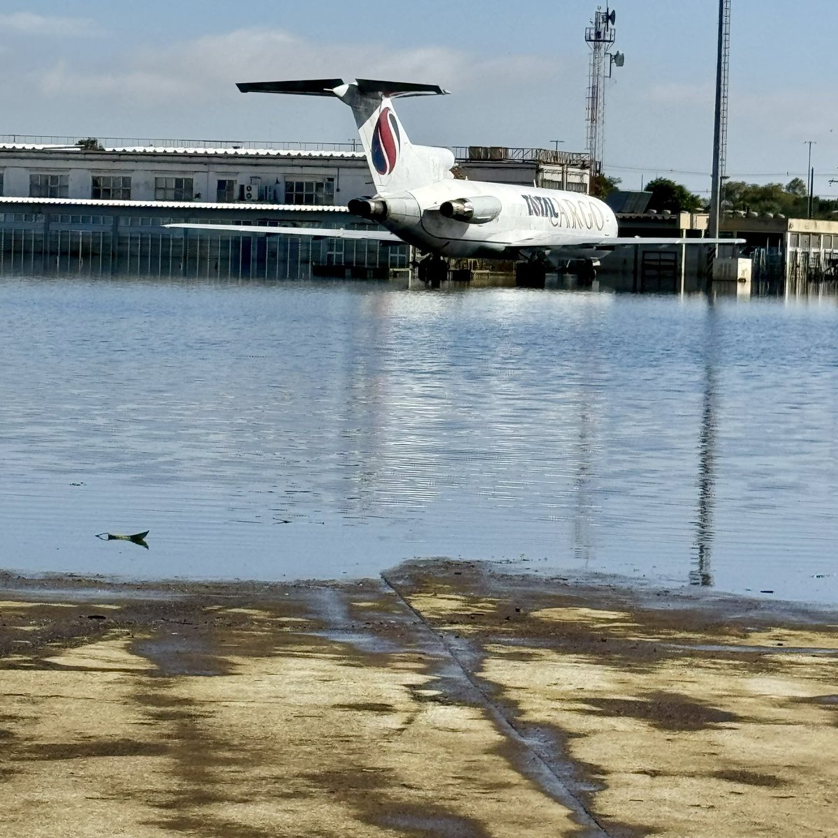 O nível da água no Aeroporto Salgado Filho diminuiu significativamente, mas ainda tem trechos alagados. A partir da próxima semana, com a pista seca, a Fraport começará a fazer testes para avaliar o nível de desgaste. A religação da energia elétrica e sistema de água e esgoto