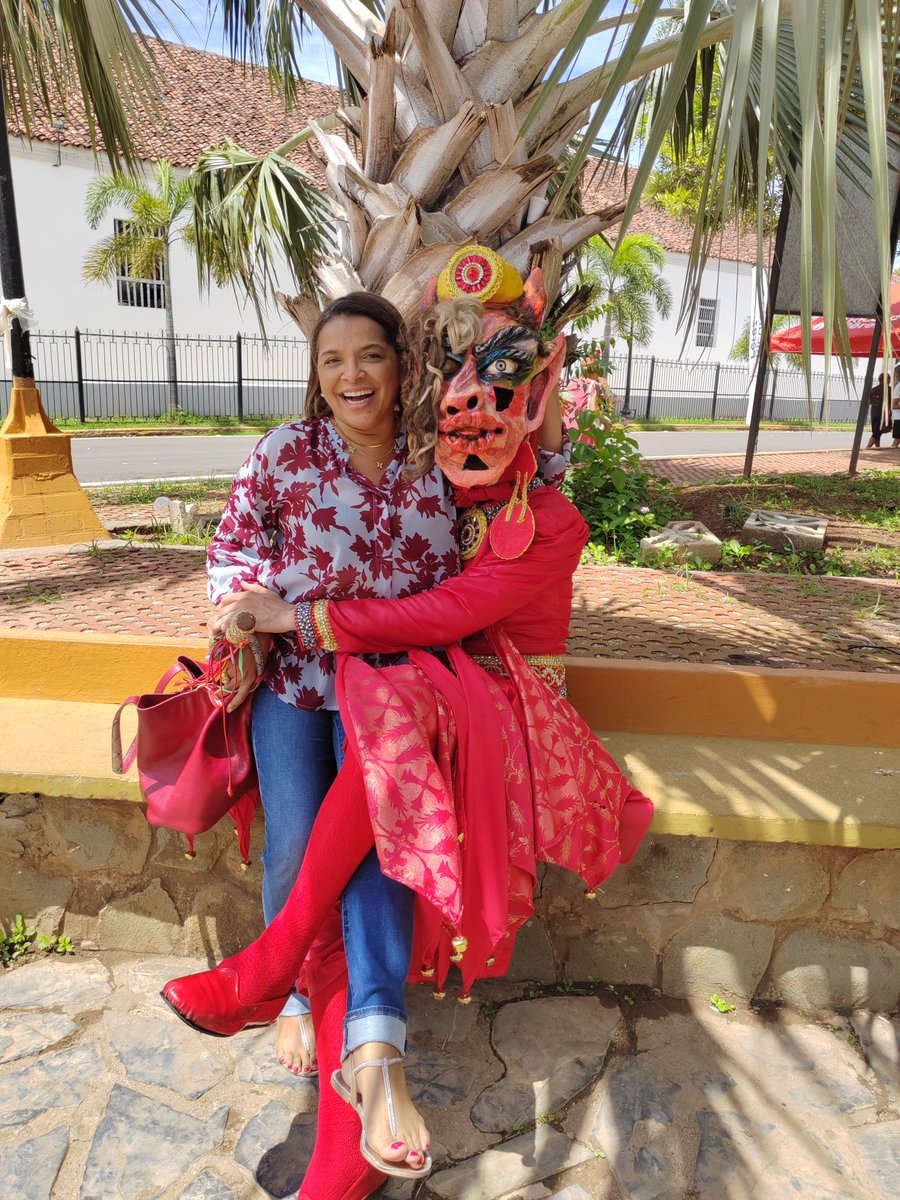 LA DIABLAAAAAAAAAA!.
#MiguelCigarruista escenifica este personaje de sátira, folklore y tradición en el #CorpusChristi en #Lavilla #LeVille #LosSantos #turismointerno