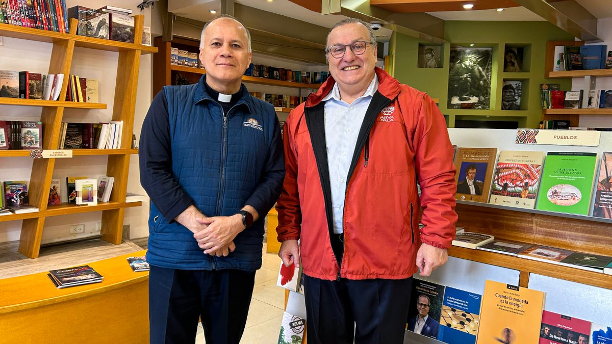 AbyaYalaed's tweet photo. #VisitasAbyaYala
📚 Visitó la librería Abya-Yala el P. Iván Lucero, S.J., Director de @CCBEAEP 
 
Lee la nota completa en nuestra página web: https://t.co/XJ9ONJXKi5 https://t.co/qdLF3D8spF