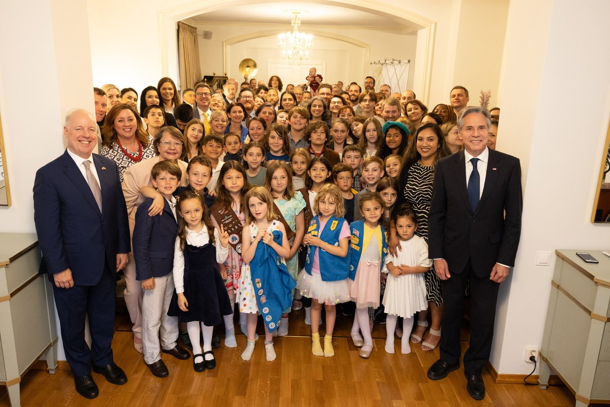 SecBlinken's tweet image. The U.S. and Moldova are working to deliver for our people – strengthening Moldova’s democracy and supporting a path to EU accession, especially in face of Russia’s aggression in the region. 

This wouldn&apos;t be possible without the work of @USembMoldova.