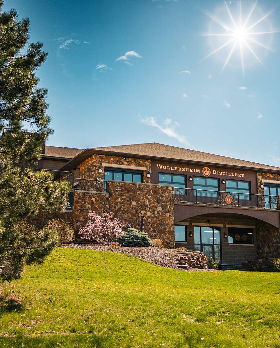 Join us for our first Summer Serenade of the season this Friday 🎵 Live music, bistro bites, and extended hours until 8pm.