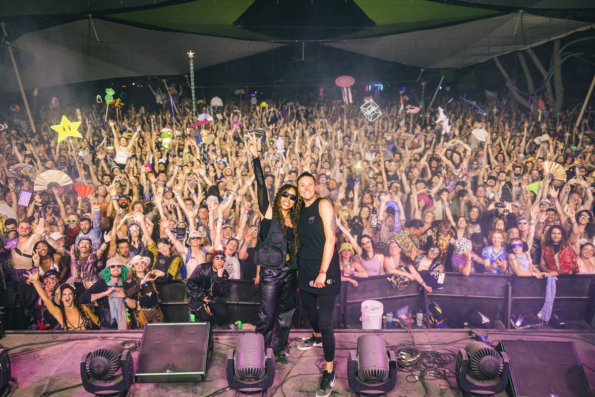 CloZeeOfficial's tweet photo. LIB!!!!!!⚡️💜🌈 🔥😍🫶 Merciiii for an amazing weekend!! It was an honor closing the Thunder Stage, I missed you guys! Shoutout to all the artists who played at The Stacks for the @OdyzeyMusic takeover 👊 Love y’all https://t.co/LlSW3EtoHv