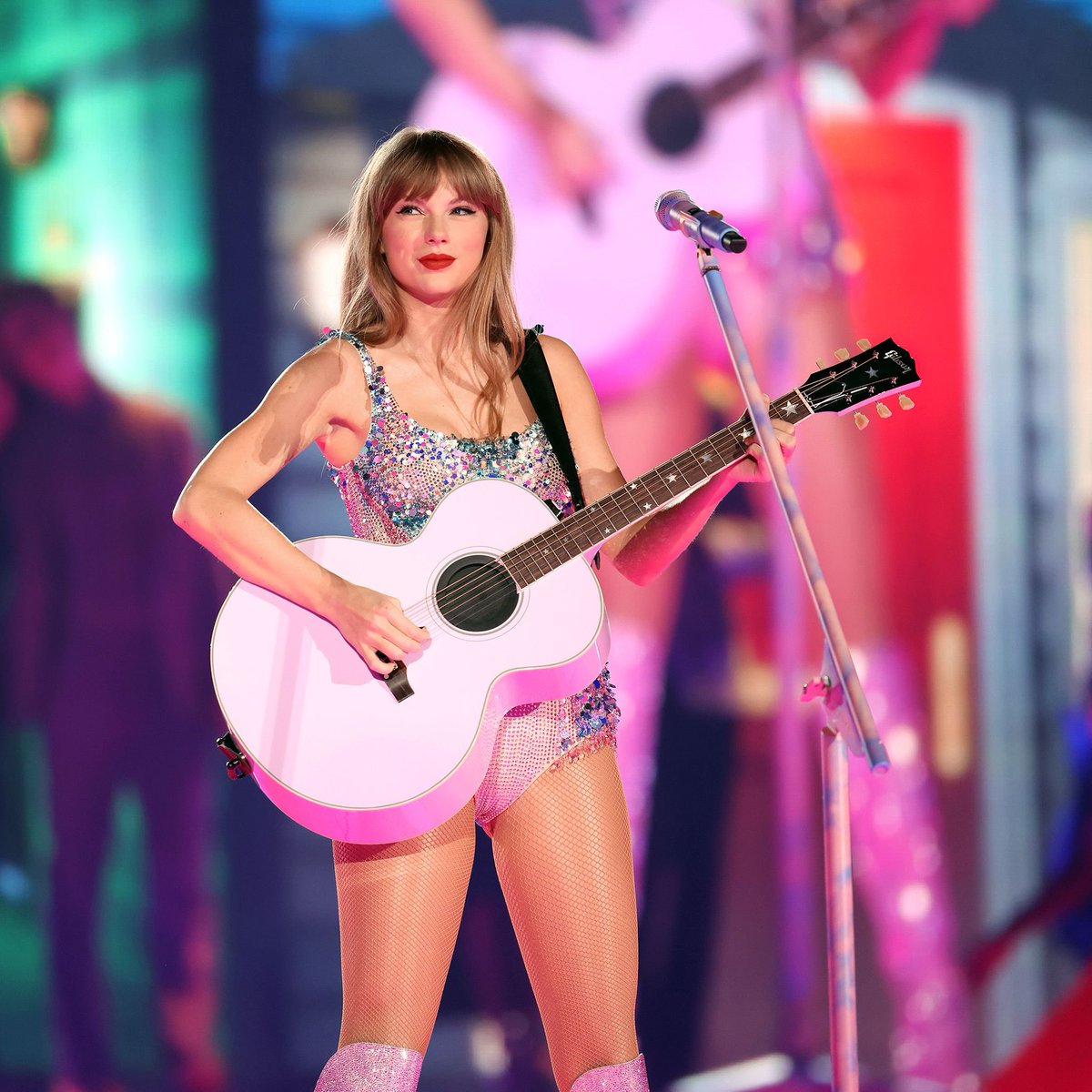 tswifterastour's tweet photo. 🚨| Taylor Swift on the crowd at today's show of 'The Eras Tour'! #MadridTSTheErasTour 

"I have not gotten to look out into a beautiful Spanish crowd in 13 years but we're BACK! We will not ever stay away this long ever again!" https://t.co/I8qu18vglj