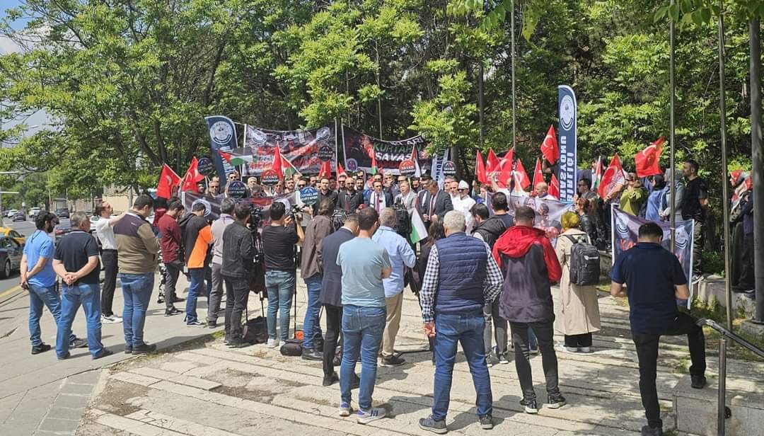 KAMU BİRLİĞİ KONFEDERASYONU FİLİSTİN'DEKİ SOYKIRIM İÇİN MEYDANLARDA… Cumhuriyetimizin 100’üncü yılında, yeni nesil sendikacılık ilkesi ve bağımsız sendikacılık duruşu ile altı farklı hizmet kolunda örgütlenmiş yaklaşık 110.000 kişiden oluşan KAMU BİRLİĞİ KONFEDERASYONU,