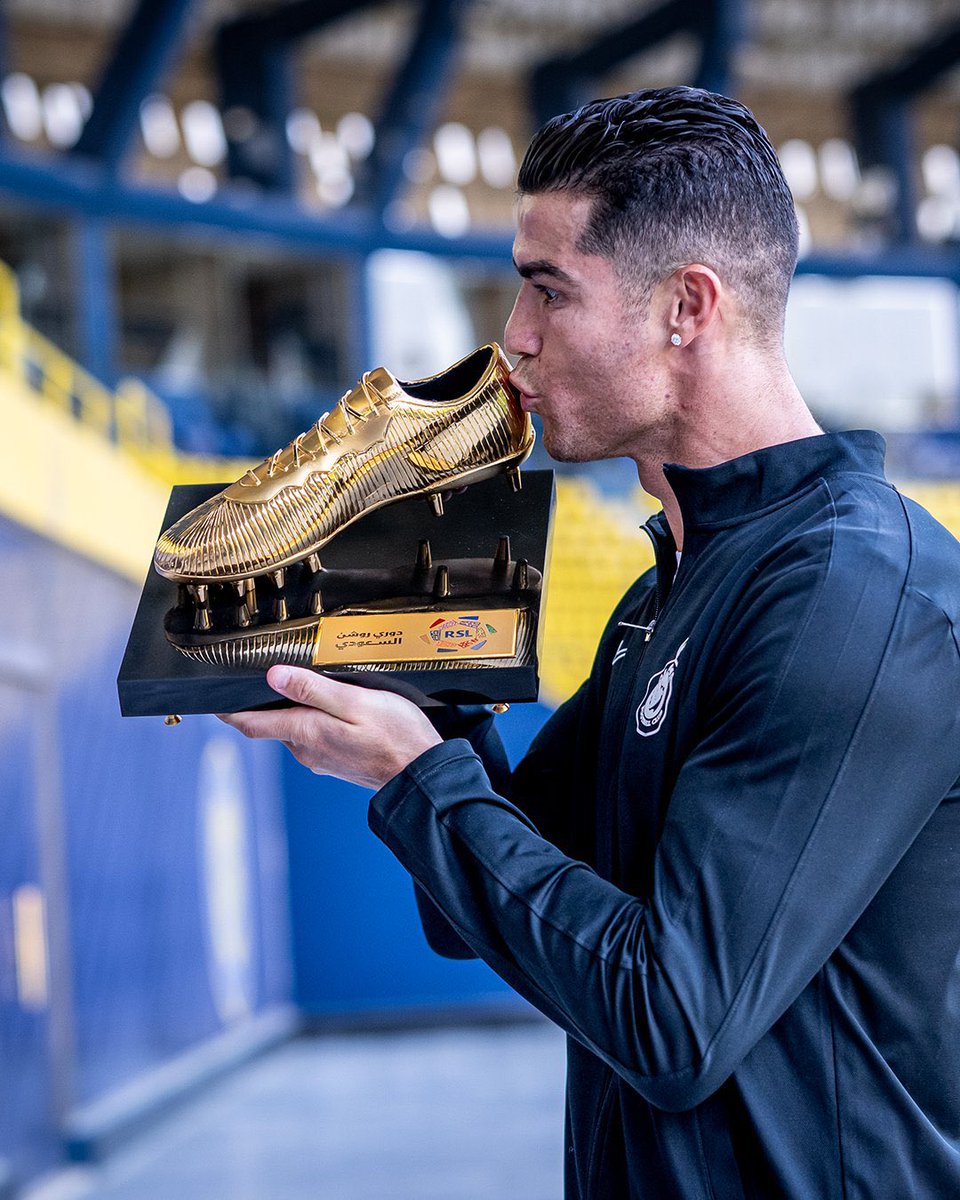 Cristiano Ronaldo with the Saudi league golden boot award. 

35 goals in one season, the most in Saudi league history.