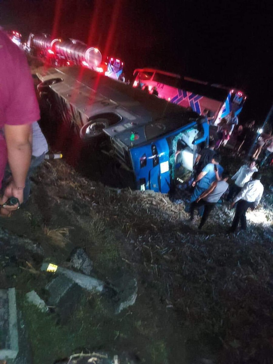 Claudia Sheinbaum es miserable e inhumana. 

Accidente adultos mayores #Oluta

MORENA MIENTE !!! "Decía una persona adulto mayor " , que los están presionando y sobre todo amenazando que si no votan por Morena le quitarían el programa a él y su esposa .

#Veracruz Volcó autobús