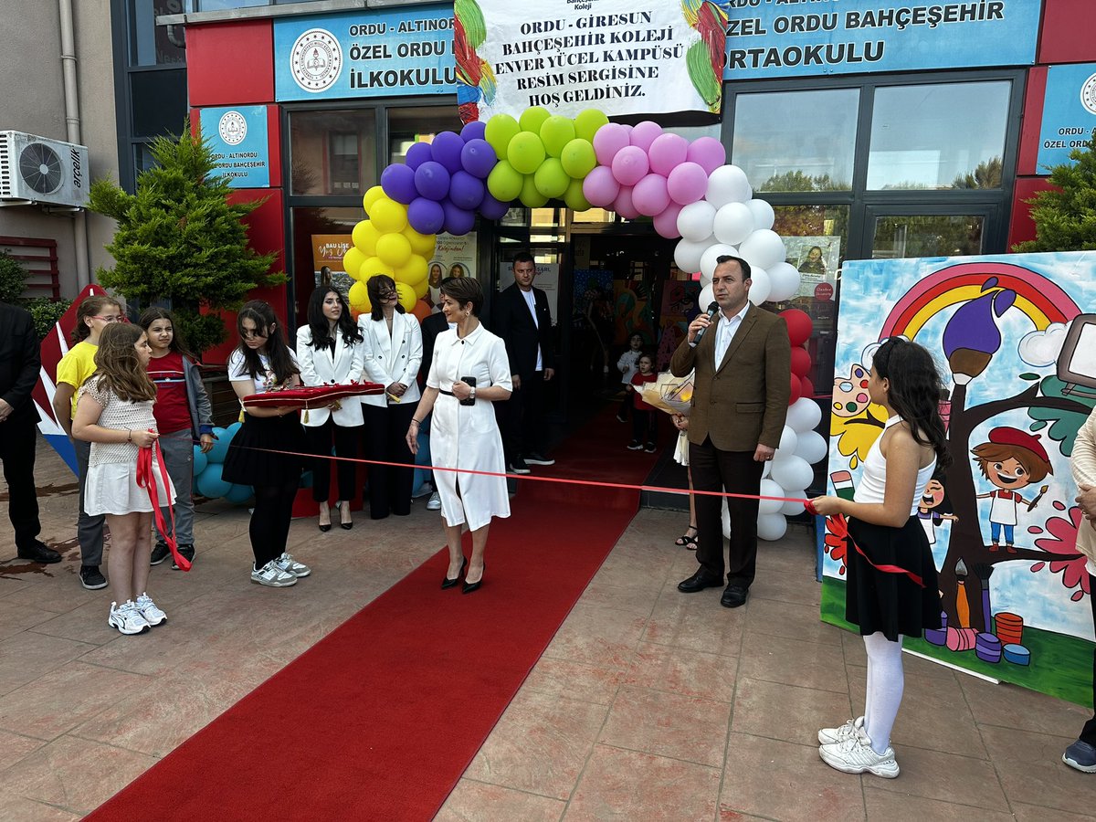 BahcesehirOrdu's tweet photo. Görsel Sanatlar Bölümümüzün önderliğinde kampüs öğrencilerimiz tarafından hazırlanan Karma Resim Sergimizin açılışını Altınordu İlçe Milli Eğitim Müd. Onur Bekyürek ve OBB Kültür,Turizm ve Sanat Daire Başkanı Zabit Yön ile birlikte kestiğimiz kurdeleyle yaptık ❤️💙 https://t.co/1TubMk002P