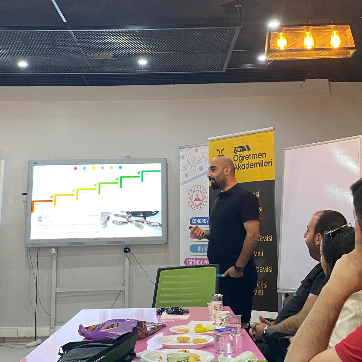 vanakademileri's tweet photo. Yönetici Akademisi, Etkili İletişim ve Liderlik seminerleri kapsamında Dr. Öğr. Ü. Mehmet Turhan ile "Kriz Yönetimi" etkinliğini gerçekleştirdi. https://t.co/MuX9amvtLI