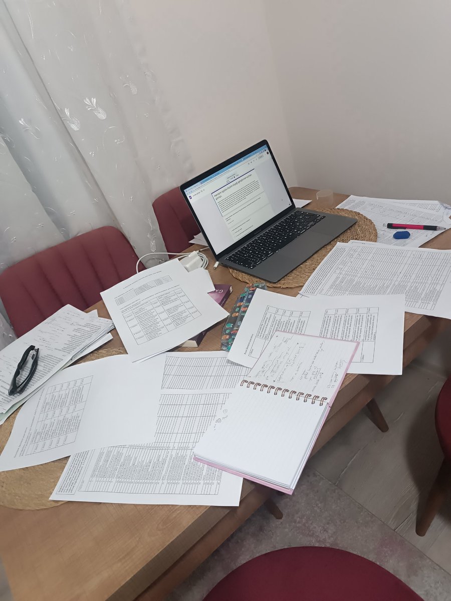 Bir yüksek lisans öğrencisinin yemek masası... Yaklaşık 2 yıl böyle kalabilir..