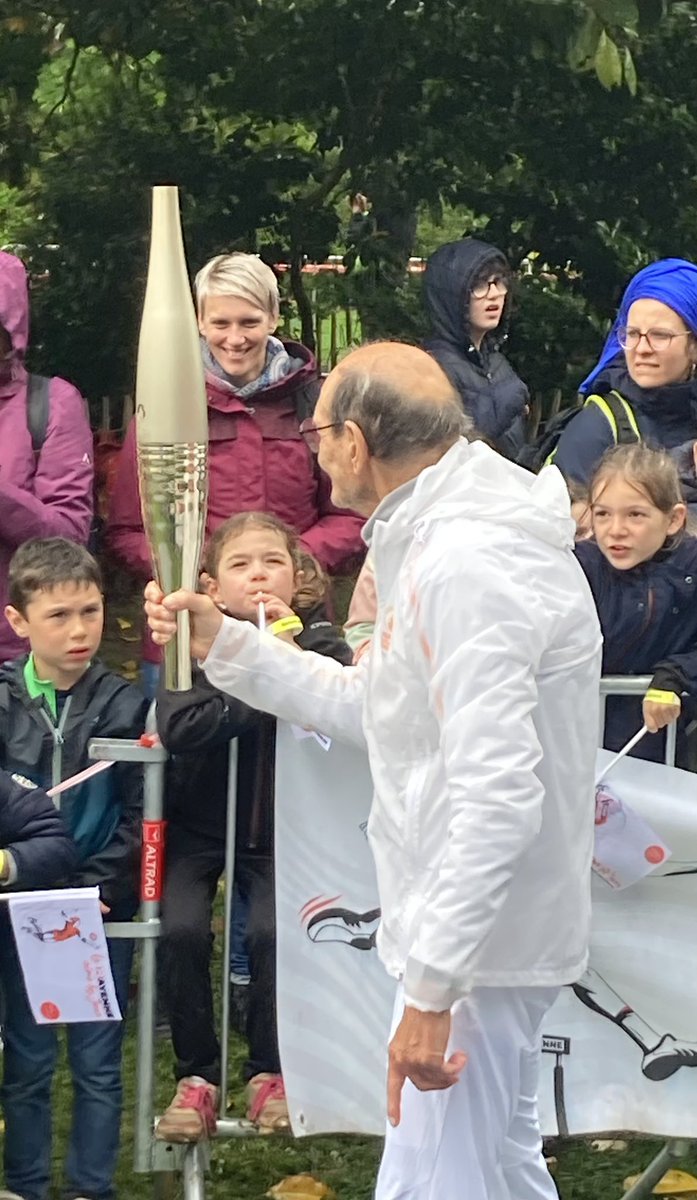 Des étoiles dans les yeux des enfants et de l’émotion pour le porteur de Flamme Daniel Fernandez