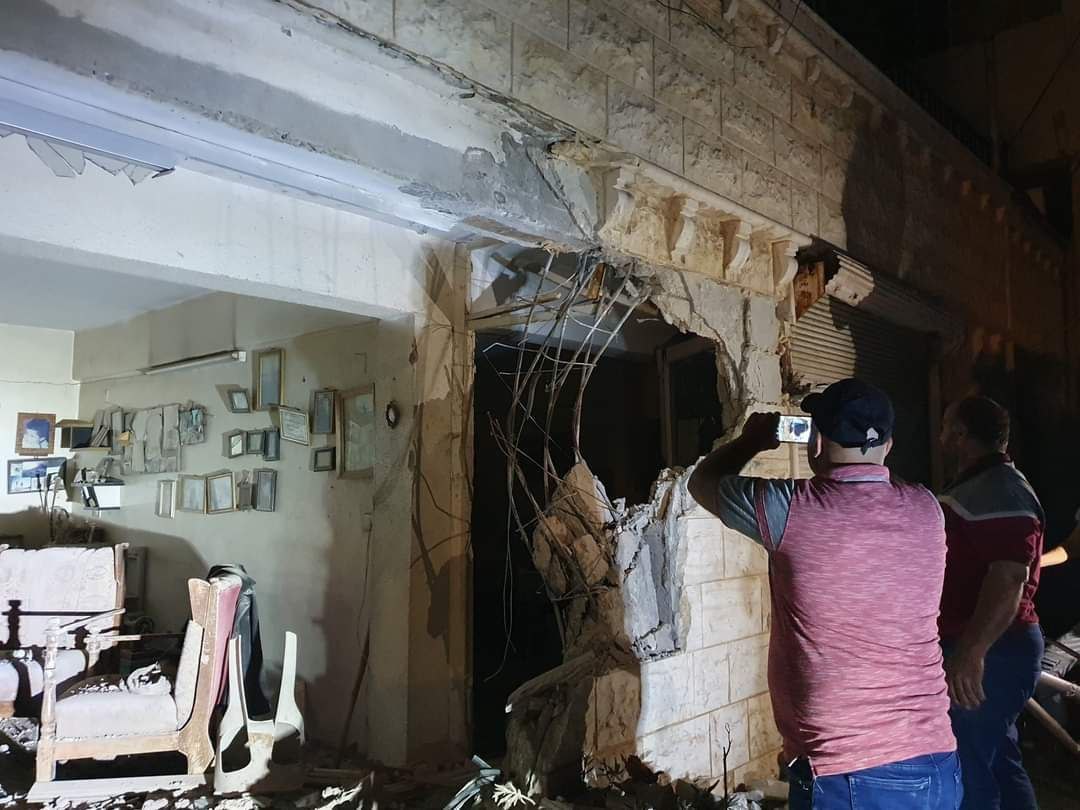 Rejime bağlı Hava Savunma Kuvvetleri tarafından, İsrail füzelerini düşürmek için ateşlenen füzelerden biri, Banyas şehrinde bir eve düştü. Bir çocuk hayatını kaybetti.
