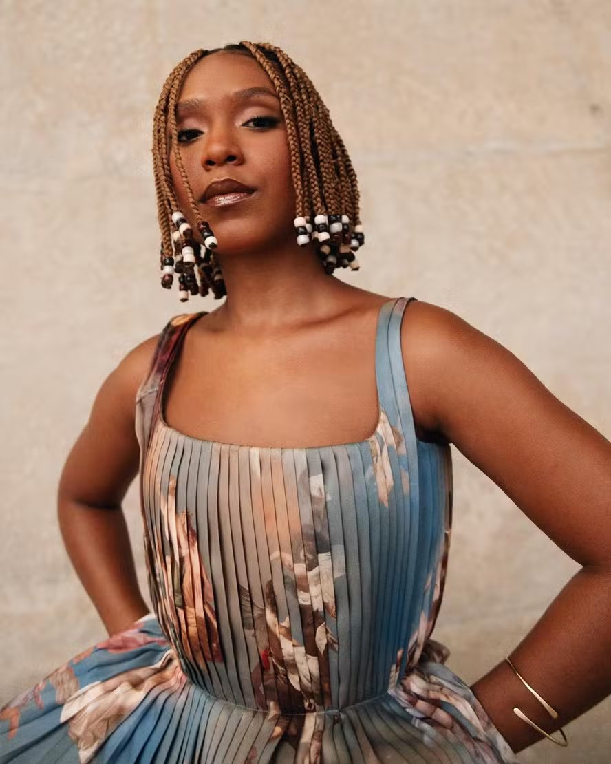 Becca Perret lança "Vento Leva", single que marca o início do EP antes do seu aguardado primeiro álbum. Em entrevista exclusiva para a Glamour, a cantora reflete sobre sua trajetória e dá spoiler do que vem por aí. glamour.globo.com/entretenimento…