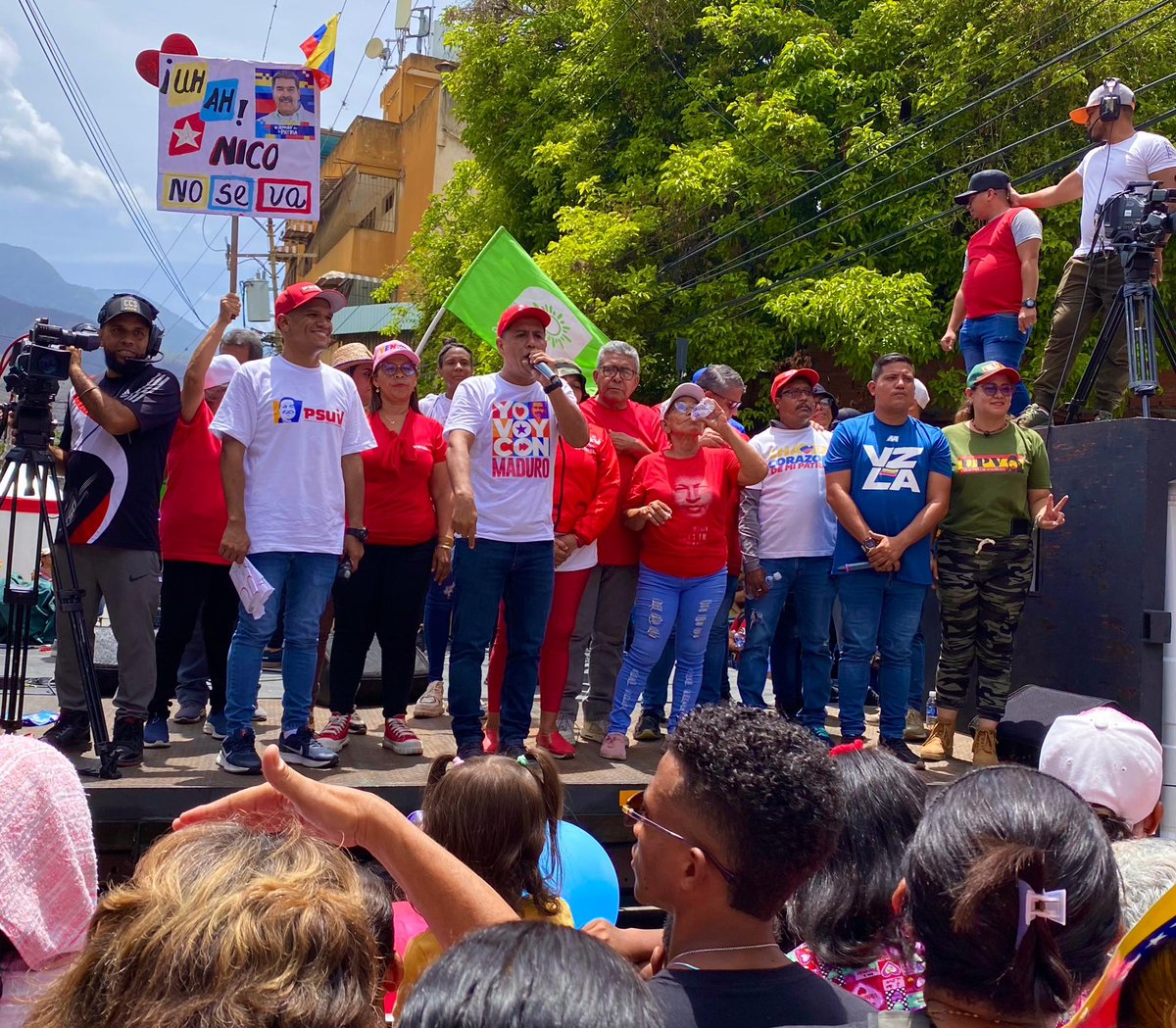pinfantea's tweet photo. ¡En el estado Miranda lo que hay es patriotas! 🇻🇪 

Desde San José de las Clavelinas, #Guarenas alzamos la voz contra Washington y la Unión Europea exigiendo que levanten las sanciones y el bloqueo.

Las sanciones ilegales solo afectan al día a día del pueblo. 

Este próximo #28Jul ratificaremos a @NicolasMaduro como presidente.