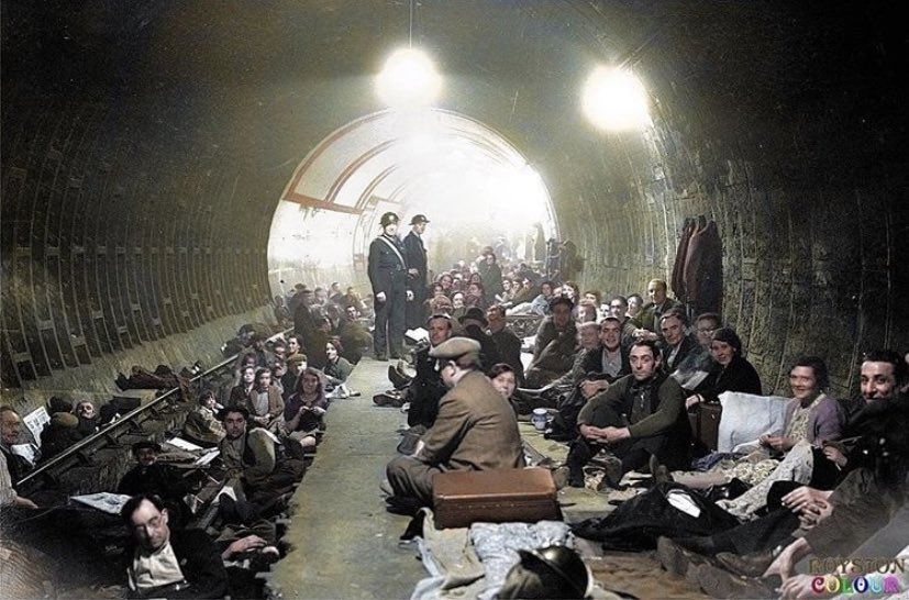 Luftwaffe ile RAF arasındaki Britanya Muharebesi’nin sürdüğü günlerde Aldwych metrosu – Londra, 8 Ekim 1940. İstasyon bölgesi ile Holborn istikametindeki tünelin yaklaşık 300 metrelik bir kısmı, 1945 Mayıs’ına değin 2.500 kişi kapasiteli bir sığınak olarak kullanılmıştı.